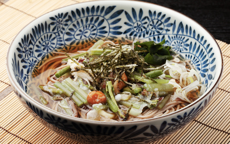 【 おすすめメニュー 】夏に人気！冷たい山菜そば